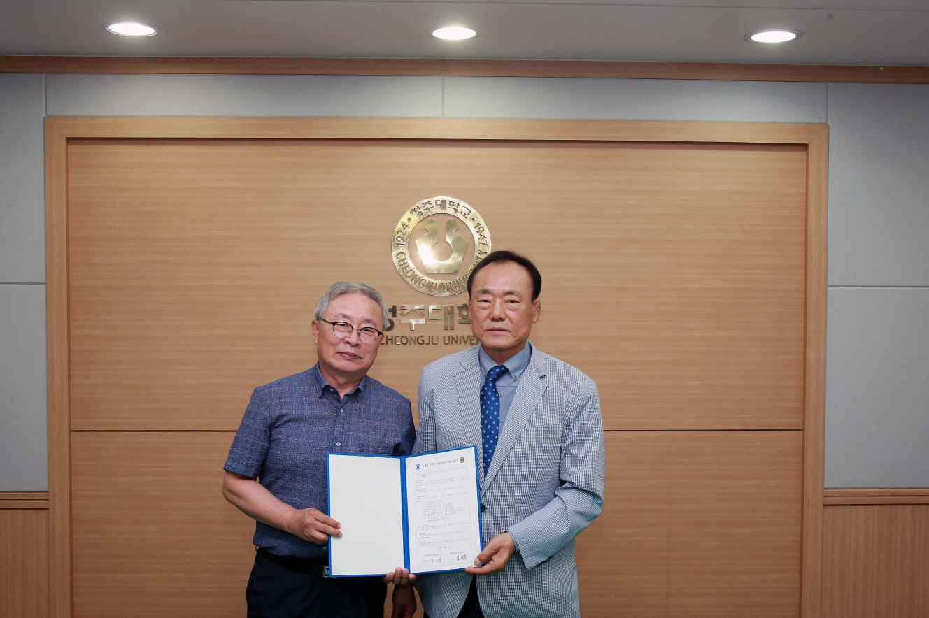 청주대학교와 대전 명석고등학교가 22일 오전 대학 대회의실에서 차세대 글로벌 인재양성을 위한 업무협약을 체결한 후 기념촬영을 하고 있다.