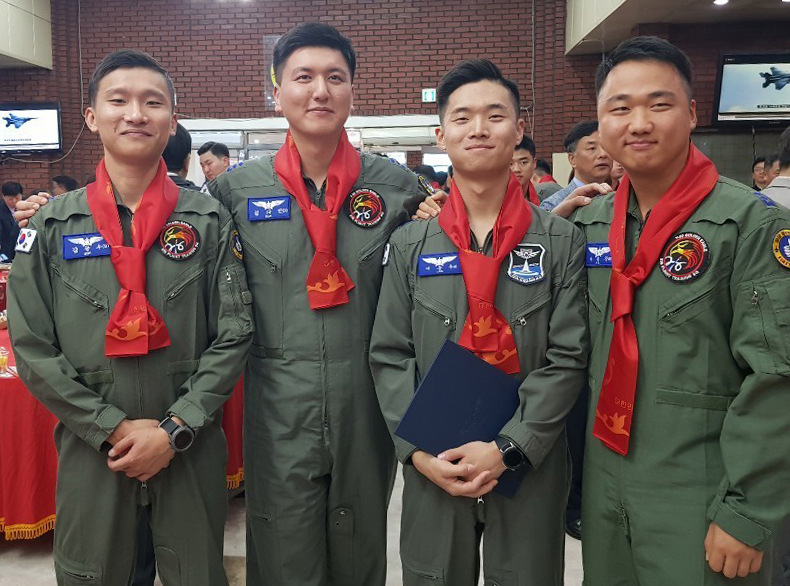 사진은 공군 제1전투비행단에서 2018-3차 고등비행교육과정을 수료한 김광우, 김다인, 이승주, 하성찬 중위(왼쪽부터)가 기념촬영을 하고 있는 모습.
