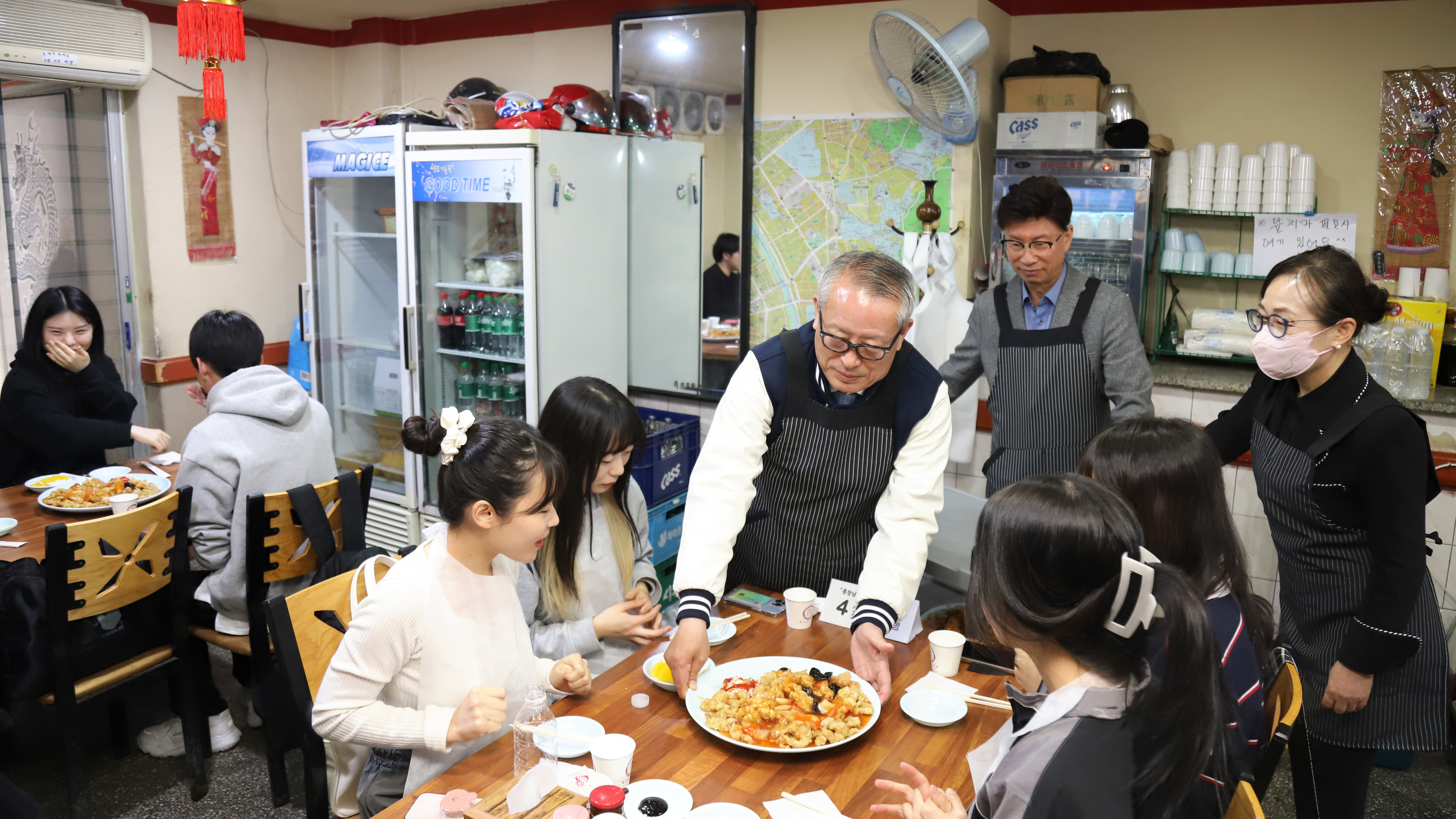 차천수 청주대학교 총장이 14일 오후 대학 중문 인근 중국음식점에서 ‘블랙데이’를 맞아 학생들과 함께 자장면을 나누며 의견을 청취하고 있다.